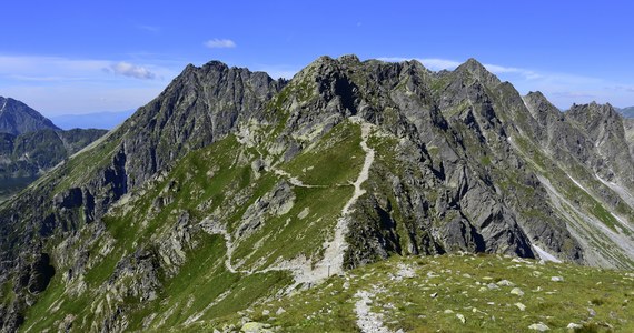 Od poniedziałku 1 sierpnia zamknięty będzie duży fragment najtrudniejszego szlaku w Tatrach - Orlej Perci. Na razie trudno przewidzieć, jak długo potrwają prace remontowe w tym rejonie. 