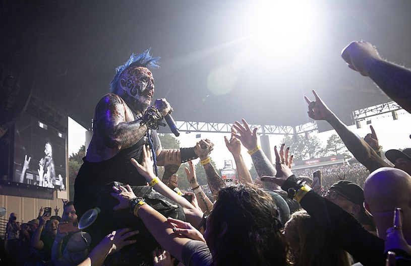 Reaktywowana w 2021 r. amerykańska grupa Mudvayne obecnie jest w trasie razem z m.in. Robem Zombie i grupą Static-X. Podczas jednego z ostatnich koncertów doszło do groźnie wyglądającego incydentu, gdy wokalista Chad Gray spadł ze sceny. Ironia losu - akurat wtedy wykonywał utwór "Not Falling".