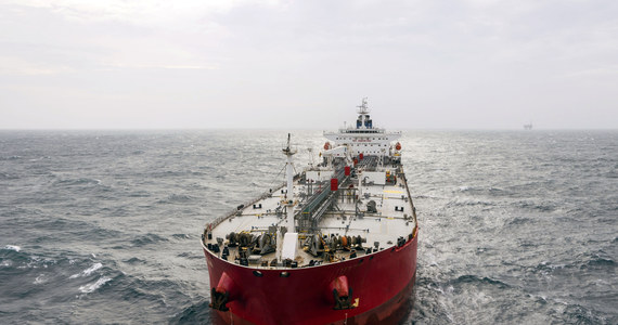 Rosja sprzedaje ropę Chinom, a przeładunek paliwa z jednego tankowca do drugiego odbywa się na środku Oceanu Atlantyckiego - to ustalenia "Lloyd's List", brytyjskiego czasopisma zajmującego się żeglugą morską. Informacje podane przez branżowy magazyn nagłośnił "Daily Telegraph".