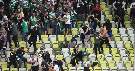 Gdańska policja opublikowała wizerunki pseudokibiców, którzy mogą mieć związek z burdą, do której doszło 7 lipca na stadionie w Gdańsku. Tego dnia w ramach eliminacji Ligi Konferencji Europy, Lechia Gdańsk podejmowała na własnym boisku macedońską Akademija Pandev. Mecz na chwilę trzeba było przerwać.

