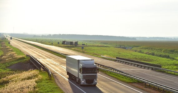 W Kamieniu na trasie S-19 (Podkarpacie) kierujący samochodem ciężarowym marki DAF z nieustalonych przyczyn stracił panowanie nad pojazdem i  uderzył w bariery. Samochód przewrócił się. Mężczyzna zginął na miejscu. 