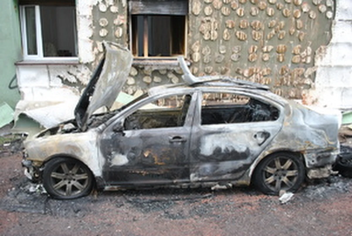 Jest tymczasowy areszt dla mężczyzny, który w Rybniku podpalił taksówkę. Ogień z płonącego samochodu przeniósł się też na elewację pobliskiego bloku.