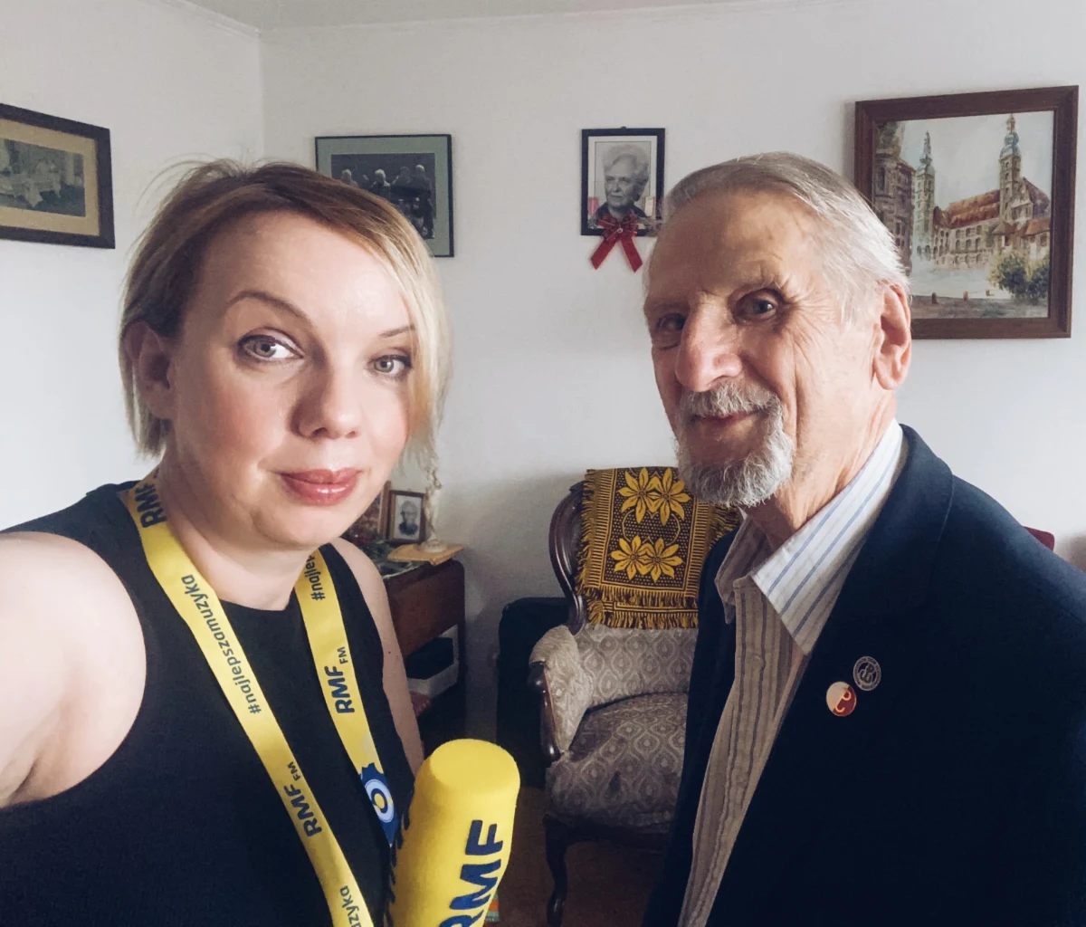 W chwili wybuchu Powstania Warszawskiego miał niespełna 13 lat. Jan Antoni Witkowski, pseudonim "Jaś" przenosił meldunki, rozkazy i służbowe polecenia dowódców. Był świadkiem ciężkich walk, bombardowań, tragicznych skutków działania ciężkiego moździerza Karl niszczącego do fundamentów całe budynki, obserwował zrzuty dokonywane przez amerykańskie liberatory. Do dziś doskonale pamięta chwilę, kiedy wszystko się zaczęło.