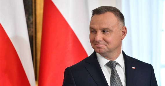 Prezydent Andrzej Duda rozmawiał z przewodniczącym Chińskiej Republiki Ludowej Xi Jinpingiem w dużej mierze na temat rosyjskiej agresji przeciwko Ukrainie. Przewodniczący ChRL wyraził gotowość do współpracy ze stroną polską w poszukiwaniu sposobów pokojowego zakończenia konfliktu - przekazała Kancelaria Prezydenta.