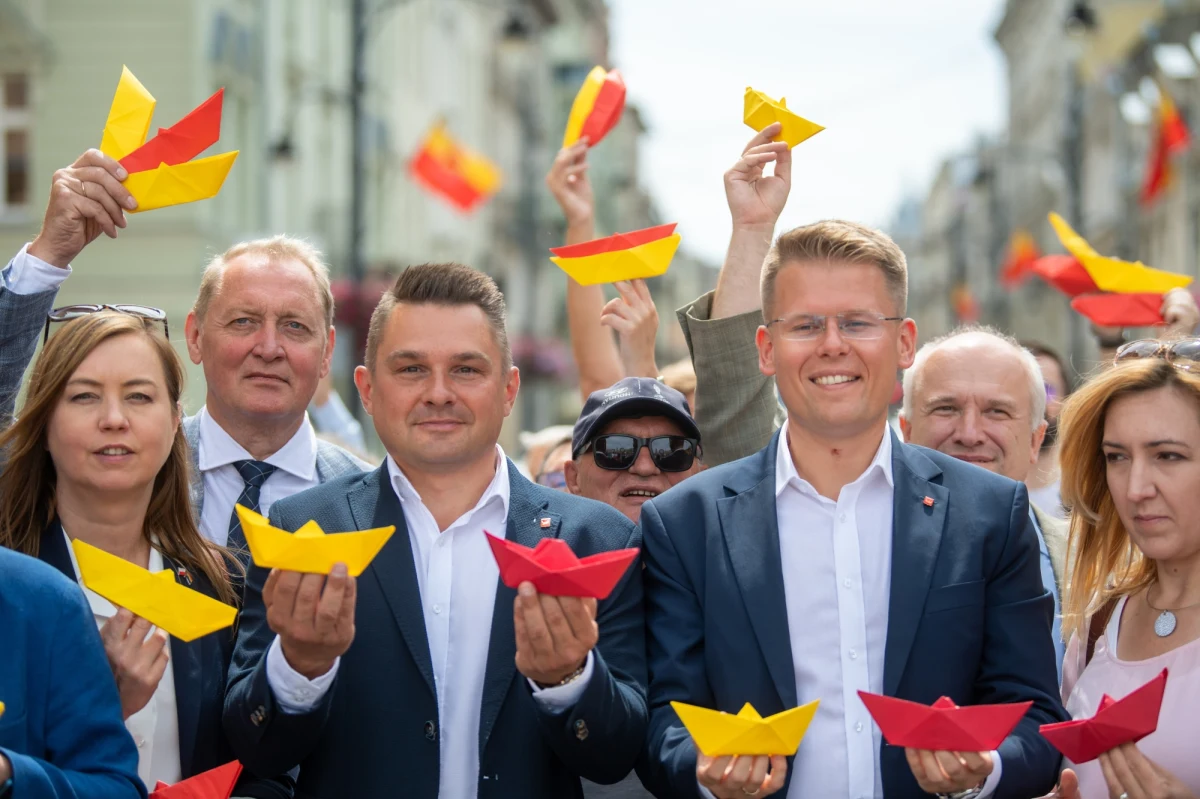 Łódź świętuje 599. rocznicę nadania praw miejskich. Pod dawnym ratuszem miejskim mieszkańcy i władze miasta złożyli kwiaty i przygotowane przez dzieci papierowe łódeczki.