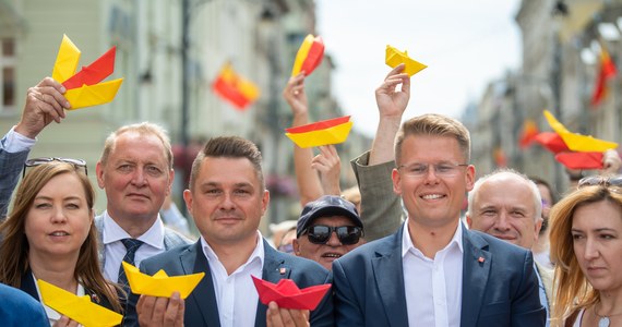 Łódź świętuje 599. rocznicę nadania praw miejskich. Pod dawnym ratuszem miejskim mieszkańcy i władze miasta złożyli kwiaty i przygotowane przez dzieci papierowe łódeczki.