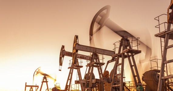 Koncerny naftowe w USA odnotowały w ostatnim kwartale bezprecedensowe zyski, do czego przyczynił się kryzys energetyczny wywołany wojną na Ukrainie. Dochody firm ExxonMobil i Chevron za drugi kwartał 2022 roku wyniosły odpowiednio 17,85 mld dol. i 11,62 mld dol. - podaje w piątek AP.