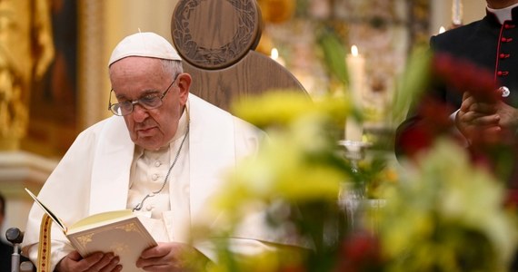 Papież Franciszek powiedział delegacji rdzennych mieszkańców Quebecu w Kanadzie, że przybył jako pielgrzym, z "ograniczonymi możliwościami fizycznymi", aby podjąć dalsze kroki na drodze pojednania z nimi. "Przybyłem w duchu pokutnym, aby wyrazić wam ból, jaki noszę w sercu z powodu zła, jakie liczni katolicy wyrządzili wam, wspierając opresywną i niesprawiedliwą politykę" - dodał.