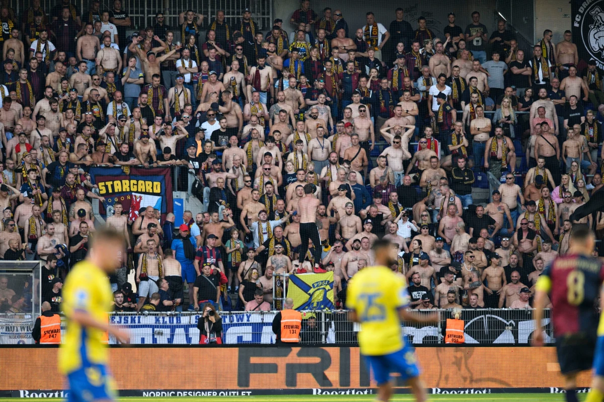Zamieszki wywołane przez polskich kibiców po wczorajszym meczu Ligi Konferencji Broendby Kopenhaga - Pogoń Szczecin (4:0) były zdaniem policji tak gwałtowne, że dwóch funkcjonariuszy zostało odwiezionych do szpitala. Jeden z polskich kibiców został skazany na trzy miesiące więzienia.