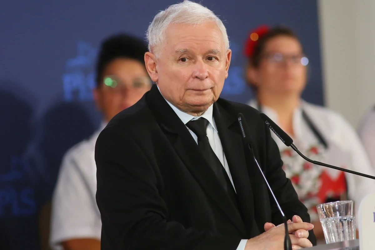 Prezes PiS Jarosław Kaczyński przerywa podróż po Polsce. W ten weekend spotkań nie będzie, choć je planowano - informuje Gazeta.pl. Osoby z otoczenia Kaczyńskiego informują, że środek wakacji to kiepski termin na objazd.