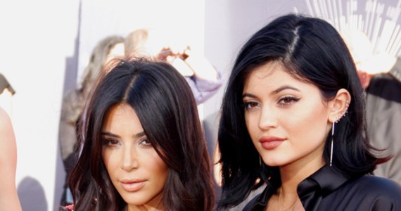 Szefostwo Instagrama ustępuje. Część opcji, które zostały niedawno wprowadzone w aplikacji, zniknie. Wszystko to za sprawą niezadowolenia użytkowników, którzy nie chcą by ich ulubione miejsce w internecie kopiowało rozwiązania z TikToka. Wśród osób, które oczekiwały wycofania się ze zmian, były jedne z najpotężniejszych kobiet w mediach społecznościowych – Kim Kardashian i Kylie Jenner. Amerykańskie media twierdzą, że to właśnie one miały duży wpływ na to, że władze Instagrama zmieniły zdanie w kwestii wprowadzanych nowości.