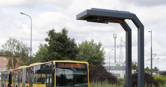 Rozpoczął się montaż szybkich ładowarek, które uzupełnią baterie autobusów elektrycznych podczas postoju na krańcówkach w Łodzi. Do tej pory miejski przewoźnik mógł korzystać tylko ze stacji wolnego ładowania na terenie zajezdni w dzielnicy Bałuty.