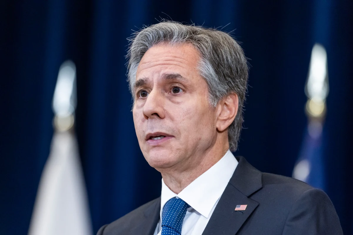 Szefowie dyplomacji USA Antony Blinken i Rosji Siergiej Ławrow rozmawiali w piątek przez telefon. Blinken miał między innym powiedzieć Ławrowi, że świat nie uzna kolejnych aneksji ukraińskiego terytorium, podobnie jak nie uznaje aneksji Krymu. Naciskał również, by Rosja uwolniła amerykańskich obywateli - koszykarkę Brittney Griner oraz więzionego od 2018 roku byłego żołnierza piechoty morskiej Paula Whelana. Ławrow miał natomiast powiedzieć, że Rosja osiągnie wszystkie cele swojej "specjalnej operacji wojskowej". To pierwsza rozmowa Blinkena z Ławrowem od rozpoczęcia rosyjskiej inwazji w Ukrainie 24 lutego. 