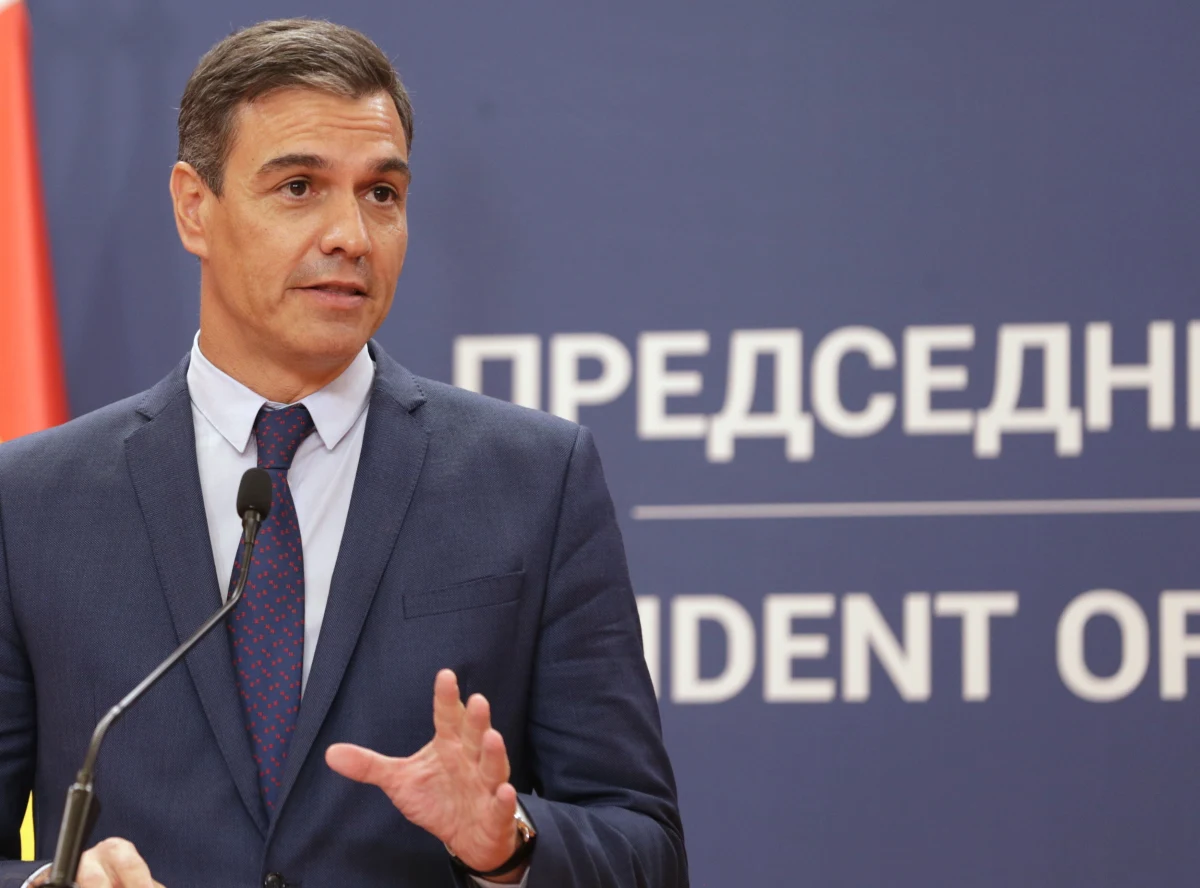 Hiszpański premier Pedro Sanchez poprosił ministrów, urzędników państwowych i pracowników sektora prywatnego, aby przestali nosić krawaty. W ten sposób chce walczyć z kryzysem energetycznym poprzez zmniejszenie zapotrzebowania na klimatyzację. 