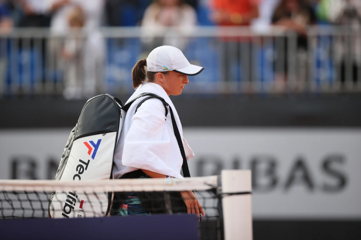 "Caroline zagrała dziś o wiele solidniej ode mnie. Wywierała na mnie presję, miałam mało czasu na korektę, a piłki na kortach ziemnych odbijają się różnie. Przekonałam się, że grając przeciwko bardziej wymagającej rywalce brakowało mi przygotowania do tej nawierzchni" – mówiła odpadnięciu z turnieju WTA w Warszawie Iga Świątek. Najlepsza rakieta świata przegrała z Caroline Garcią 1:6, 6:1, 4:6.