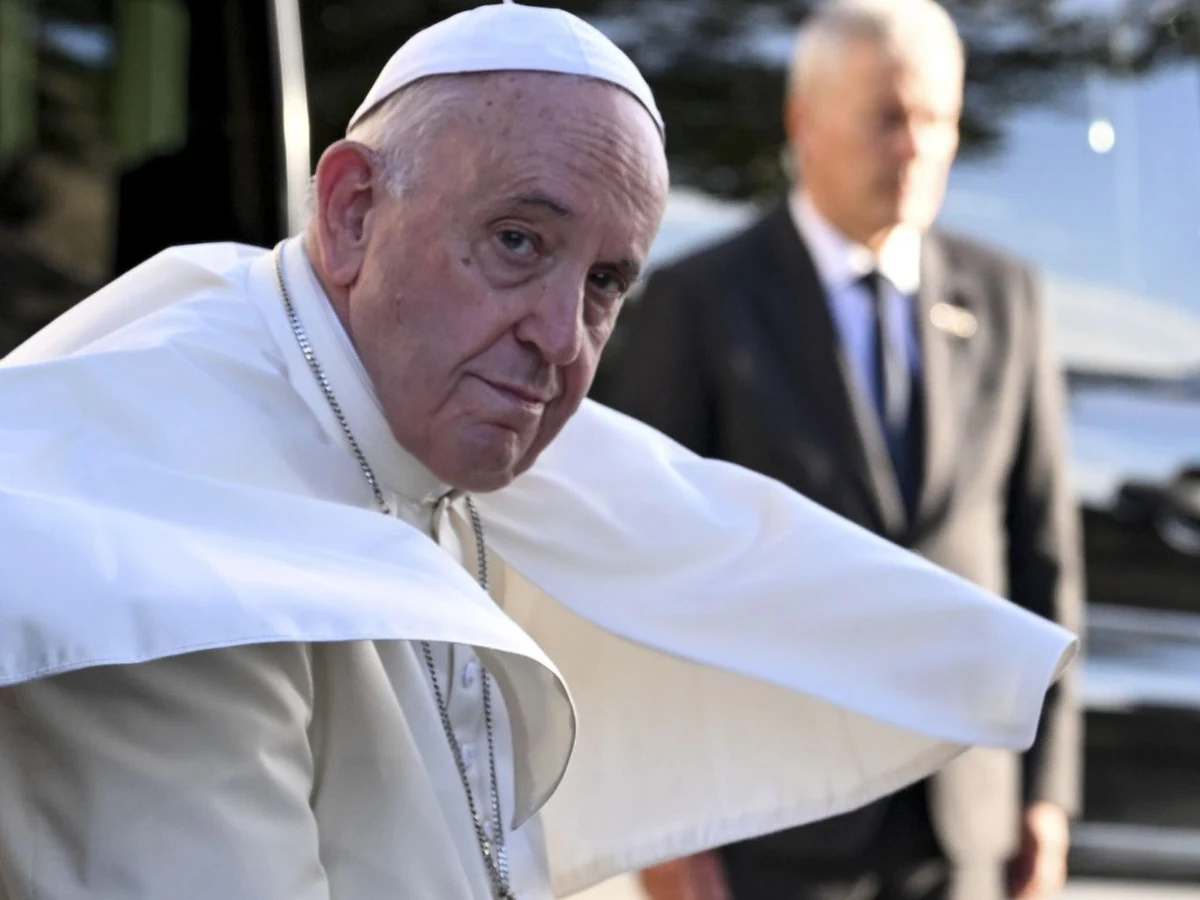 Papież Franciszek po raz kolejny skomentował plotki odnoszące się do jego potencjalnej rezygnacji. „Drzwi są otwarte, to jedna z normalnych opcji” - powiedział do dziennikarzy w czasie lotu z Kanady do Rzymu.