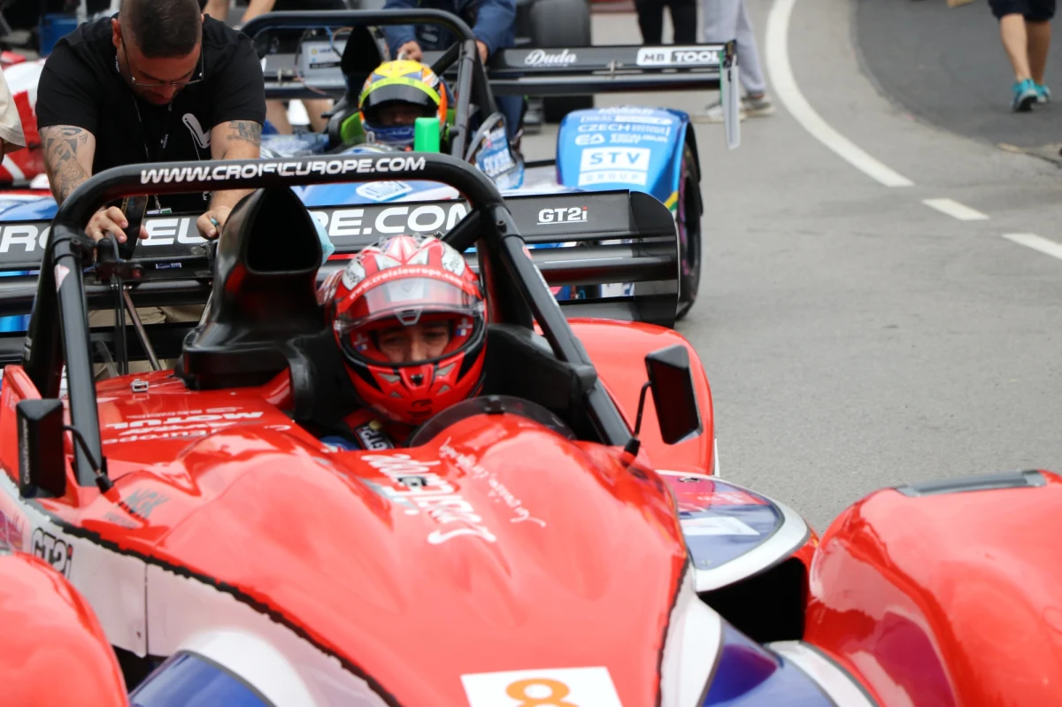 Sobota to pierwszy dzień 13. Wyścigu Górskiego „Limanowa – Przełęcz pod Ostrą". Po dwóch sesjach treningowych w Starej Wsi rozpoczyna się walka o punkty Górskich Samochodowych Mistrzostw Polski. Do rywalizacji zgłosiło się 113 kierowców z 12 państw. 