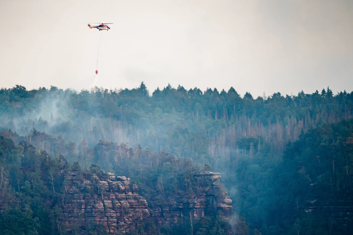 Strażacy walczący z pożarem w Parku Narodowym Czeska Szwajcaria ściągnęli w sobotę dodatkowe siły z całych Czech. Dojechało 50 nowych zespołów liczących 240 osób. Na miejscu jest już około 700 strażaków, pięć samolotów gaśniczych i osiem śmigłowców.