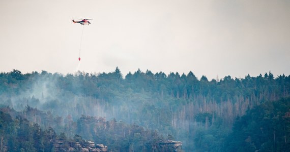Strażacy walczący z pożarem w Parku Narodowym Czeska Szwajcaria ściągnęli w sobotę dodatkowe siły z całych Czech. Dojechało 50 nowych zespołów liczących 240 osób. Na miejscu jest już około 700 strażaków, pięć samolotów gaśniczych i osiem śmigłowców.