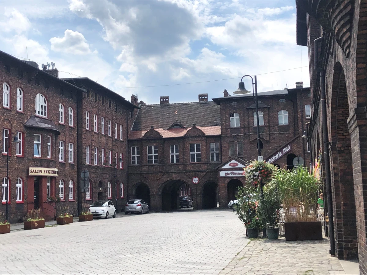 Rękodzieło, mnóstwo maszketów czyli smakołyków i wyjątkowa atmosfera - to wszystko czeka was dzisiaj w Nikiszowcu, zabytkowej górniczej dzielnicy Katowic. Odbywa się się tam kolejna edycja Odpustu u Babci Anny. 