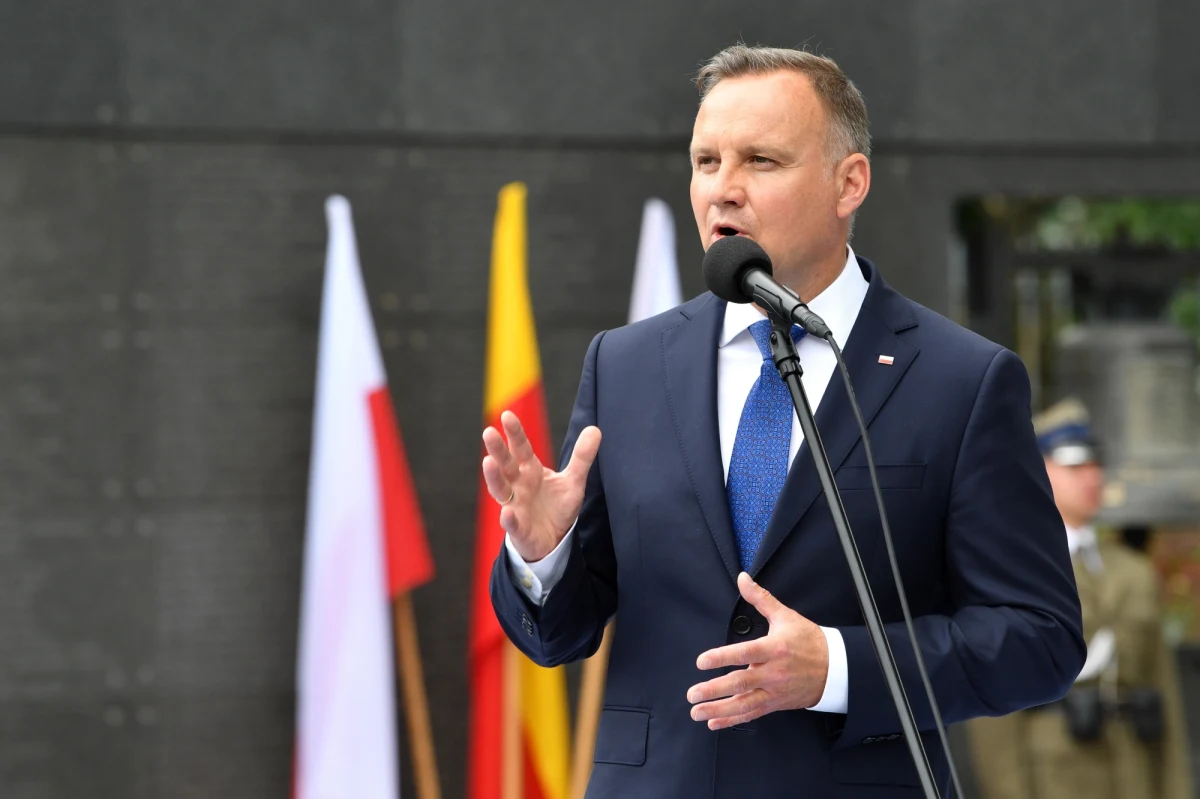 "Państwo służycie dzisiaj Rzeczypospolitej samym tym, że jesteście" – mówił w czasie spotkania z Powstańcami Warszawskimi prezydent Andrzej Duda. "Jesteście wielkim świadectwem postawy, jaką człowiek, jaką obywatel, jaką człowiek młody powinien mieć wobec swojej Ojczyzny i wobec swoich rodaków" - wskazał.