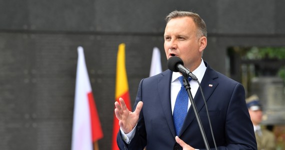 "Państwo służycie dzisiaj Rzeczypospolitej samym tym, że jesteście" – mówił w czasie spotkania z Powstańcami Warszawskimi prezydent Andrzej Duda. "Jesteście wielkim świadectwem postawy, jaką człowiek, jaką obywatel, jaką człowiek młody powinien mieć wobec swojej Ojczyzny i wobec swoich rodaków" - wskazał.