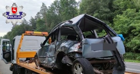 Dwie osoby zginęły w wyniku wypadku do jakiego doszło nad ranem w sobotę na drodze krajowej nr 17 w powiecie tomaszowskim (Lubelskie). Kierujący autobusem uderzył w samochód osobowy, który zjechał do rowu i rozbił się na drzewie. 