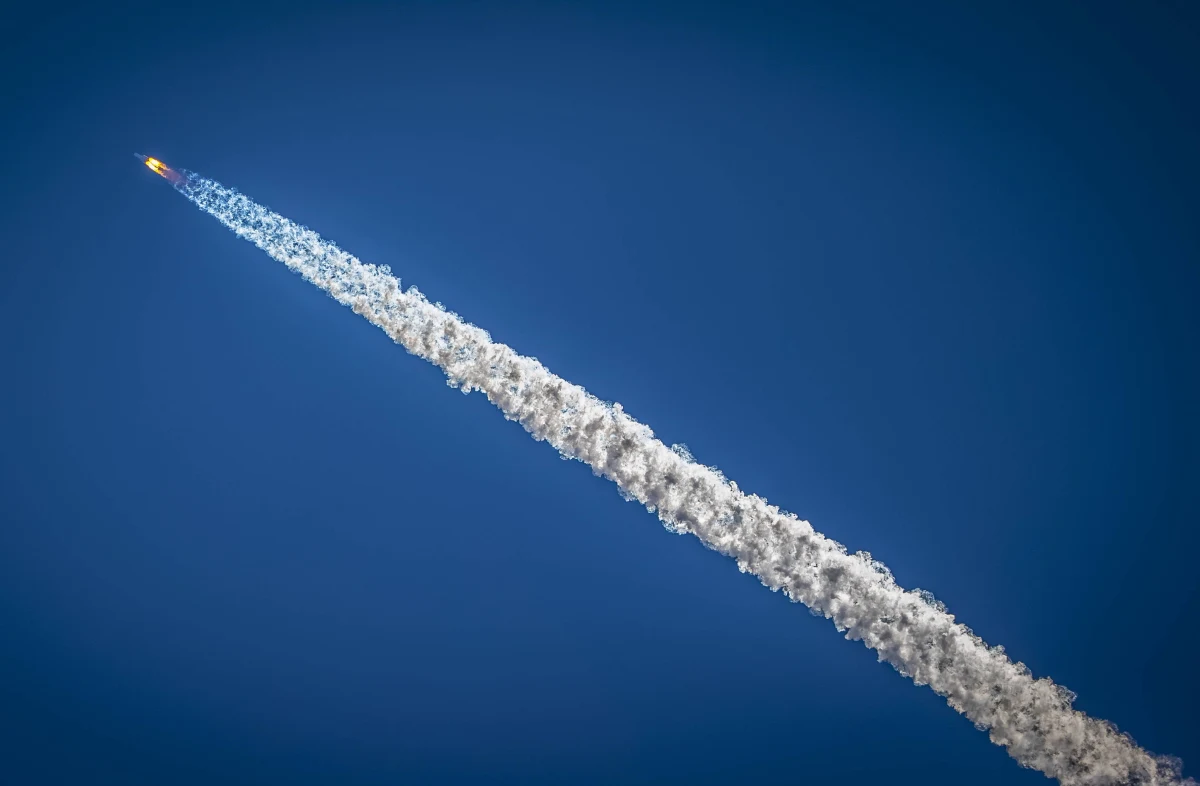 Fragmenty chińskiej rakiety Long March 5B rozbiją się o Ziemię. Jak szacują specjaliści z amerykańskiej agencji The Aerospace Corporation, szczątki mogą wpaść w ziemską atmosferę już dziś. Gdzie dokładnie? Tego niestety nie wiadomo.