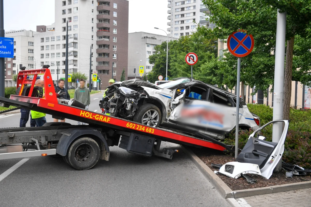 Przy skrzyżowaniu Towarowej i Grzybowskiej kierujący wynajętym seatem, nie zatrzymał się do policyjnej kontroli. Funkcjonariusze rozpoczęli pościg. Uciekający kierowca nagle stracił panowanie nad autem, które koziołkowało, a on trafił do szpitala.
