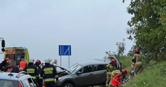 Jedna osoba zginęła w wypadku na krajowej 8 w Boguszynie koło Kłodzka na Dolnym Śląsku. Zderzyły się tam dwa samochody osobowe, którymi łącznie podróżowało 6 osób.