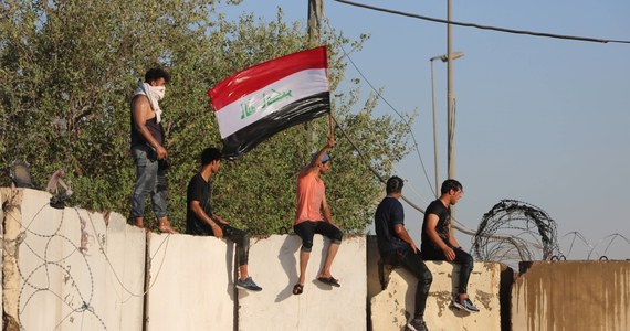 Co najmniej 125 osób zostało rannych po tym, jak demonstranci wtargnęli na teren Zielonej Strefy Bagdadu, gdzie znajdują się główne siedziby irackiego rządu. Protest zwolenników szyickiego duchownego Muktady as-Sadra odbył się w związku z nominacją nowego premiera Mohammeda al-Sudaniego, któremu się sprzeciwiają.