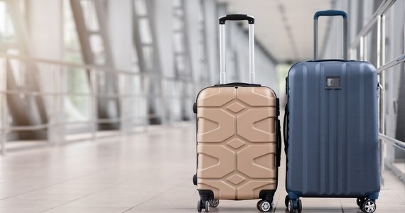 Linie lotnicze zgubiły bagaż kobiety podróżującej ze Stanów Zjednoczonych do Irlandii. Jak się okazało, pasażerka w walizce transportowała urnę z prochami swoich rodziców. 