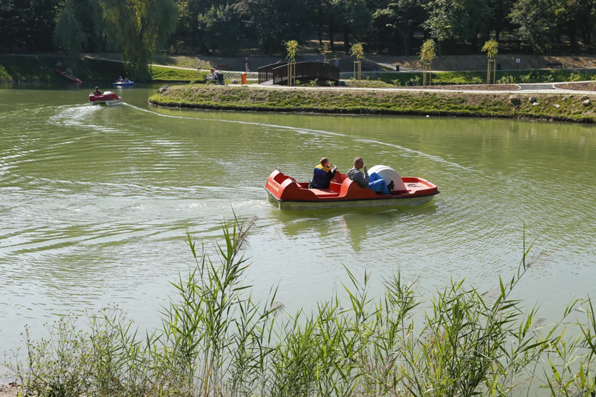 Odnowione i wyremontowane rowery wodne wracają na Staw Północny w Parku Miejskim im. Franciszka Kachla w Bytomiu. Od dzisiaj ( 30 lipca)  przez cztery kolejne weekendy, chętni będą mogli bezpłatnie je wypożyczyć.