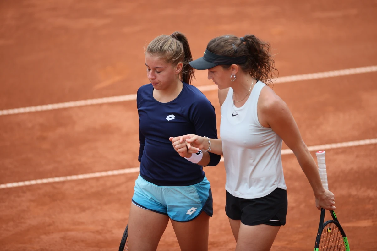 Pogoda spowodowała sporo zamieszania w sobotę na kortach ziemnych w Warszawie. Z powodu prognozowanych opadów finał debla turnieju WTA został najpierw przełożony na popołudnie, jednak ostatecznie zostanie rozegrany w niedzielę.
