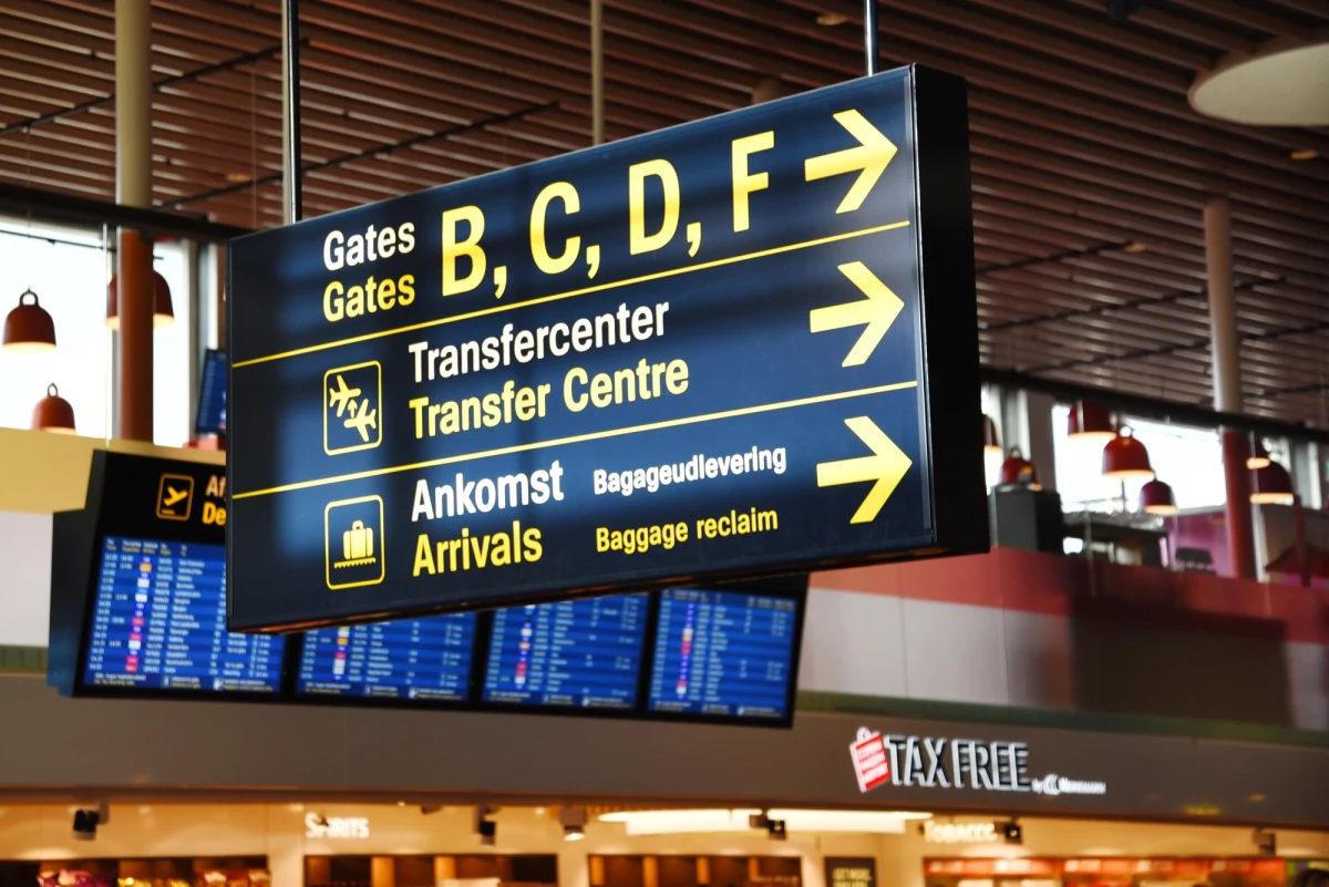 Trener reprezentacji Szwecji juniorek do lat 18 w piłce ręcznej, udającej się na mistrzostwa świata do Macedonii Północnej, został w piątek zatrzymany na lotnisku Kastrup w Kopenhadze. Podczas odprawy mężczyzna powiedział, że ma w bagażu... bombę. Jeden z terminali został natychmiast ewakuowany.
