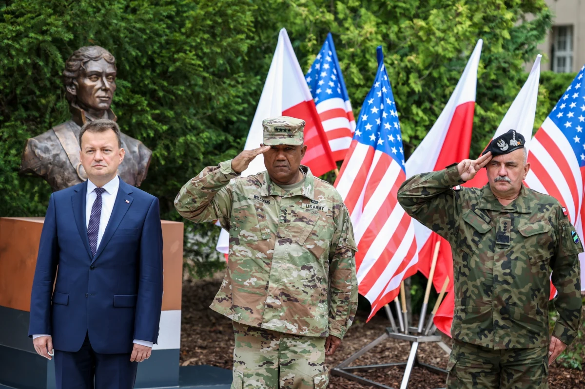Bliskie relacje z USA stanowią jeden z filarów bezpieczeństwa Polski, ale też bezpieczeństwa państw NATO na wschodniej flance - powiedział w Poznaniu szef MON Mariusz Błaszczak podczas uroczystości nadania bazie wojskowej, gdzie stacjonują siły USA, nazwy "Camp Kościuszko".
