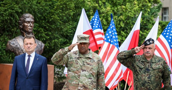 Bliskie relacje z USA stanowią jeden z filarów bezpieczeństwa Polski, ale też bezpieczeństwa państw NATO na wschodniej flance - powiedział w Poznaniu szef MON Mariusz Błaszczak podczas uroczystości nadania bazie wojskowej, gdzie stacjonują siły USA, nazwy "Camp Kościuszko".
