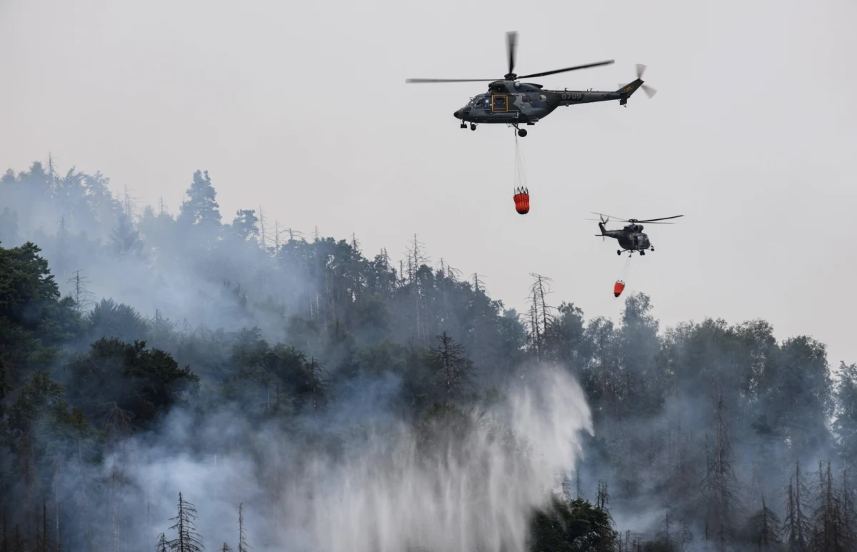 Pożar w Czeskiej Szwajcarii nie rozprzestrzenia się na nowe miejsca, ale jego zarzewie nie zostało jeszcze zlokalizowane - poinformowała rzeczniczka policji Martina Goetzova. Strażacy docierają na miejsce pożaru, wycinając drzewa lub opuszczając się na ziemię na linach. Według informacji ze sztabu akcji gaśniczej jeden ze strażaków odniósł poważne obrażenia.