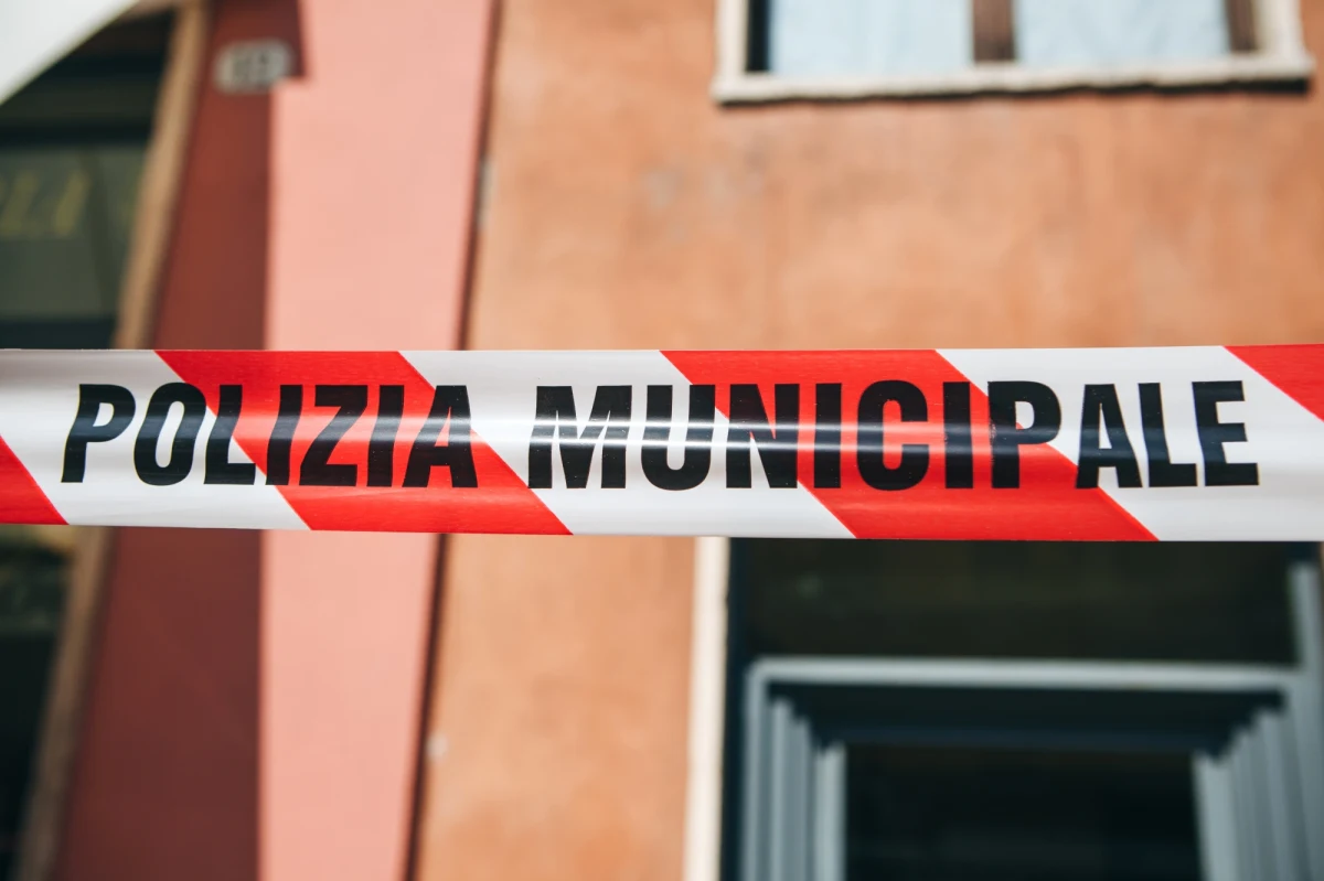 Społeczne oburzenie i protest wywołało zabójstwo nigeryjskiego imigranta w mieście Civitanova Marche we Włoszech. Alika Ogorchukwu został uduszony, a w związku z tą sprawą policja zatrzymała 32-letniego Włocha. Osoby, które widziały zbrodnię, nie powstrzymały agresora, za to nagrywały filmiki na swoich telefonach.