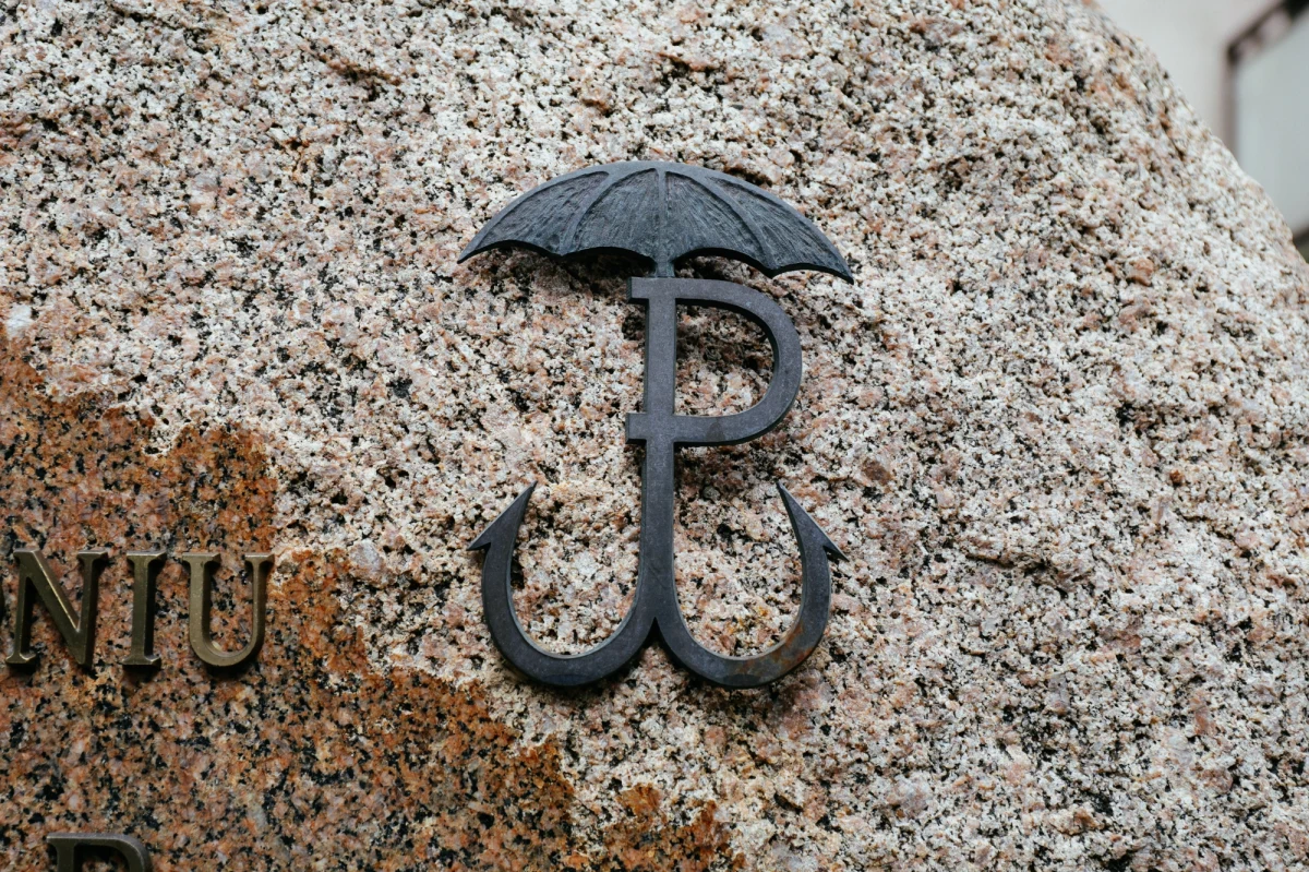 W poniedziałek, 1 sierpnia na stołeczne ulice wyjadą zabytkowe tramwaje linii W oraz autobusy linii 912, 922, 944, 970 i 980. Połączą główne punkty miasta z miejscami obchodów rocznicy Powstania Warszawskiego - poinformował Zarząd Transportu Miejskiego.