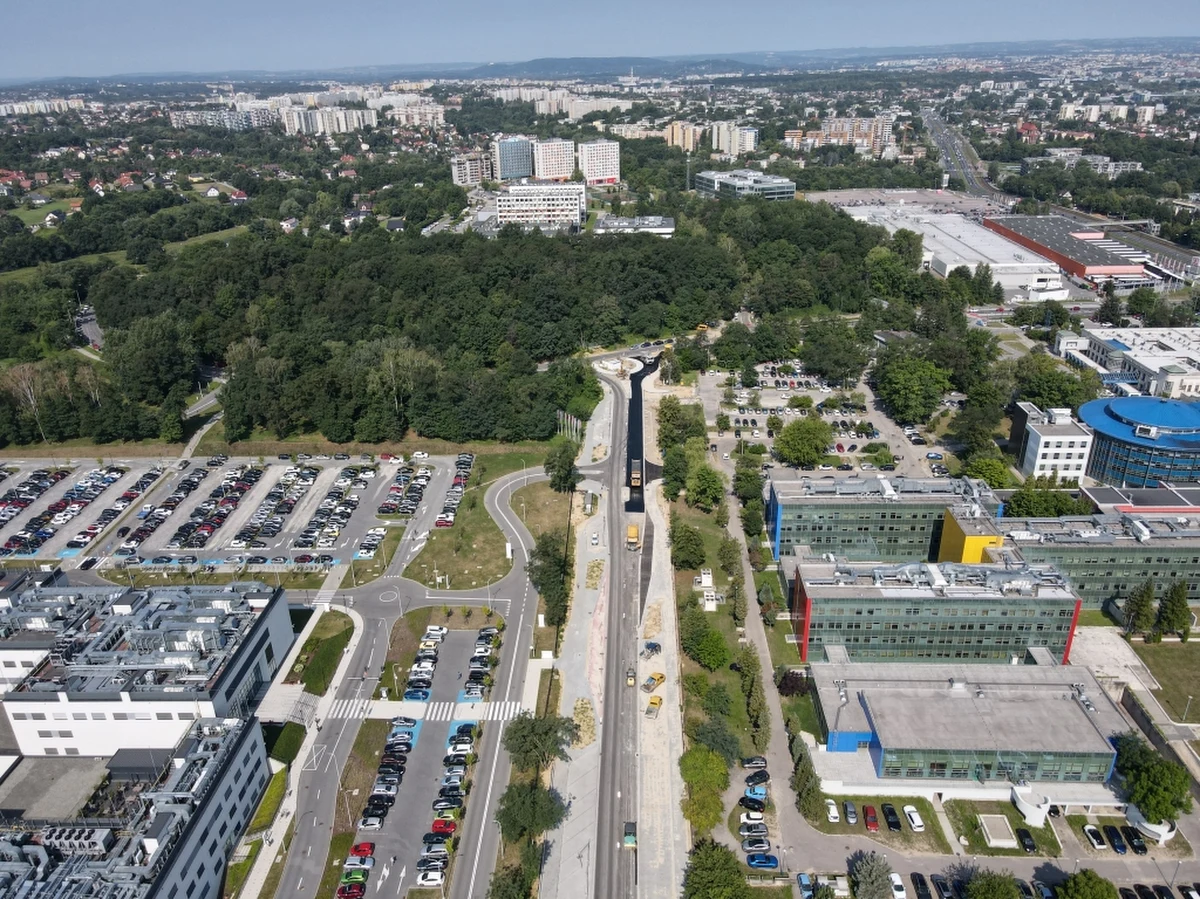Od 1 sierpnia zmieni się organizacja ruchu w związku z kolejnym etapem prac przy rozbudowie ul. Macieja Jakubowskiego w Prokocimiu. Ruch dwukierunkowy będzie możliwy od skrzyżowania z ul. Marii Orwid do wysokości wjazdów do szpitali.