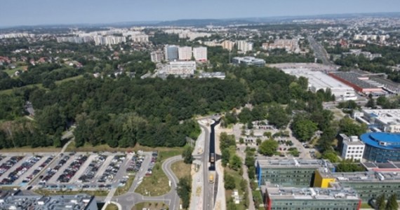 Od 1 sierpnia zmieni się organizacja ruchu w związku z kolejnym etapem prac przy rozbudowie ul. Macieja Jakubowskiego w Prokocimiu. Ruch dwukierunkowy będzie możliwy od skrzyżowania z ul. Marii Orwid do wysokości wjazdów do szpitali.