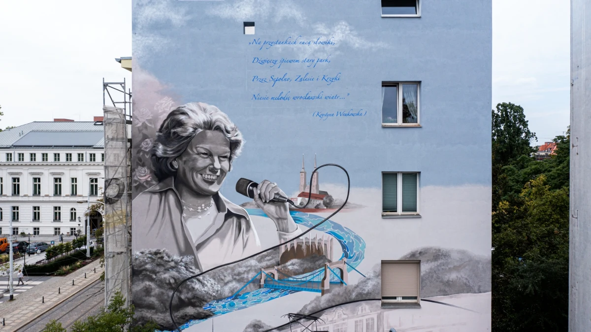 Na budynku przy ulicy Teatralnej 26 we Wrocławiu, stworzono mural Marii Koterbskiej. To wielkopowierzchniowe dzieło duetu artystów Czary-Mury. Cała inicjatywa została zrealizowana pod egidą MPK Wrocław. Jest upamiętnieniem wybitnej artystki, która śpiewała słynną "Wrocławską piosenkę".