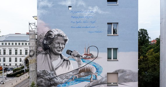 Na budynku przy ulicy Teatralnej 26 we Wrocławiu, stworzono mural Marii Koterbskiej. To wielkopowierzchniowe dzieło duetu artystów Czary-Mury. Cała inicjatywa została zrealizowana pod egidą MPK Wrocław. Jest upamiętnieniem wybitnej artystki, która śpiewała słynną "Wrocławską piosenkę".