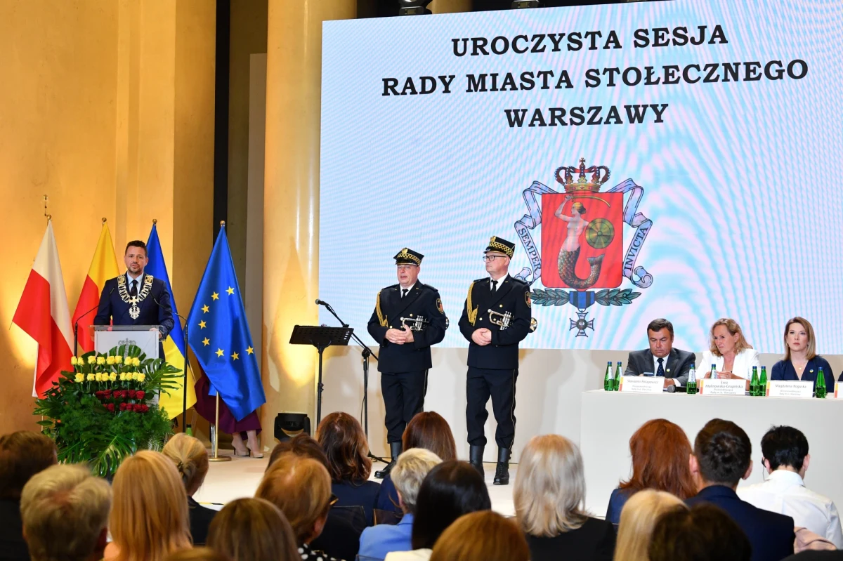 Prof. Hanna Gronkiewicz-Waltz, Witalij Kliczko i prof. Andrzej Rottermund zostali honorowymi obywatelami Warszawy - zdecydowała Rada Warszawy. Wyróżnienia wręczono podczas niedzielnej uroczystej sesji Rady z okazji Dnia Pamięci Warszawy.