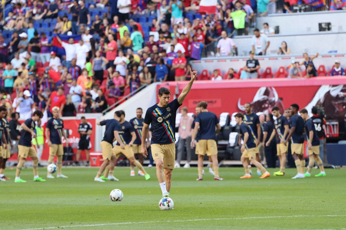 Kierownictwo Bayernu Monachium jest zaskoczone krytyką, jaka spłynęła na klub ze strony jego byłego piłkarza Roberta Lewandowskiego. Polak, który przeniósł się do Barcelony, stwierdził w wywiadzie dla ESPN, że w relacjach z szefami brakowało szczerości.