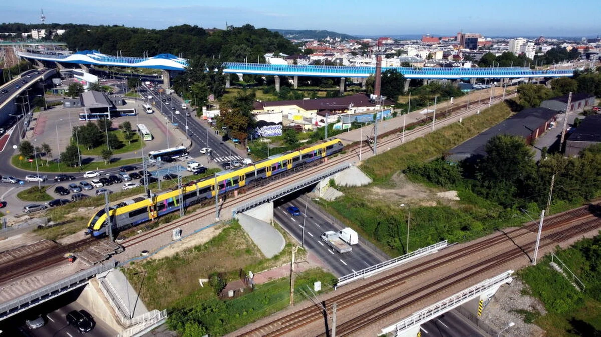 Ruszyła przebudowa jezdni i instalacji podziemnych przy wiadukcie kolejowym na ul. Powstańców Wielkopolskich. To oznacza, że wprowadzone zostały zmiany w organizacji ruchu.