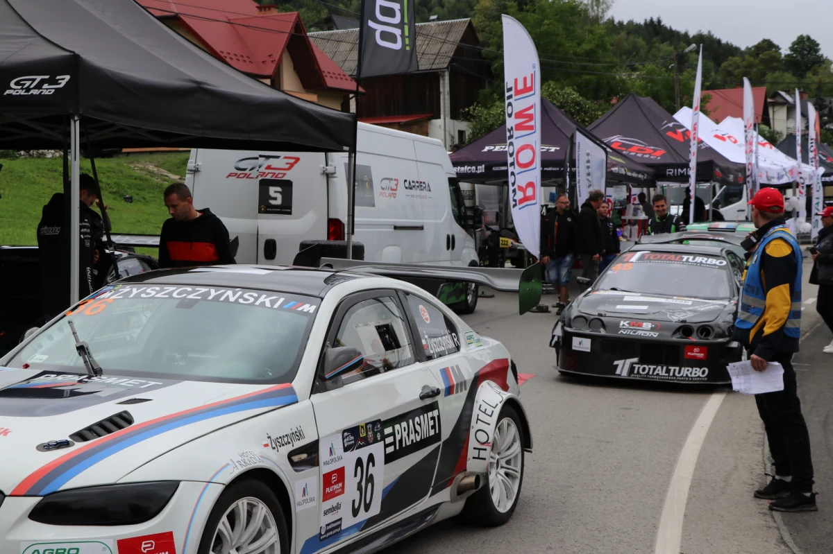 Drugi dzień Wyścigu Górskiego w Limanowej ponownie zgromadził tłumy kibiców. Fanów motoryzacji nie odstraszył deszcz i niższa temperatura. Na trasie ze Starej Wsi do Przełęczy pod Ostrą trwała dziś walka o punkty mistrzostw Europy.
