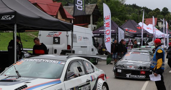 Drugi dzień Wyścigu Górskiego w Limanowej ponownie zgromadził tłumy kibiców. Fanów motoryzacji nie odstraszył deszcz i niższa temperatura. Na trasie ze Starej Wsi do Przełęczy pod Ostrą trwała dziś walka o punkty mistrzostw Europy.