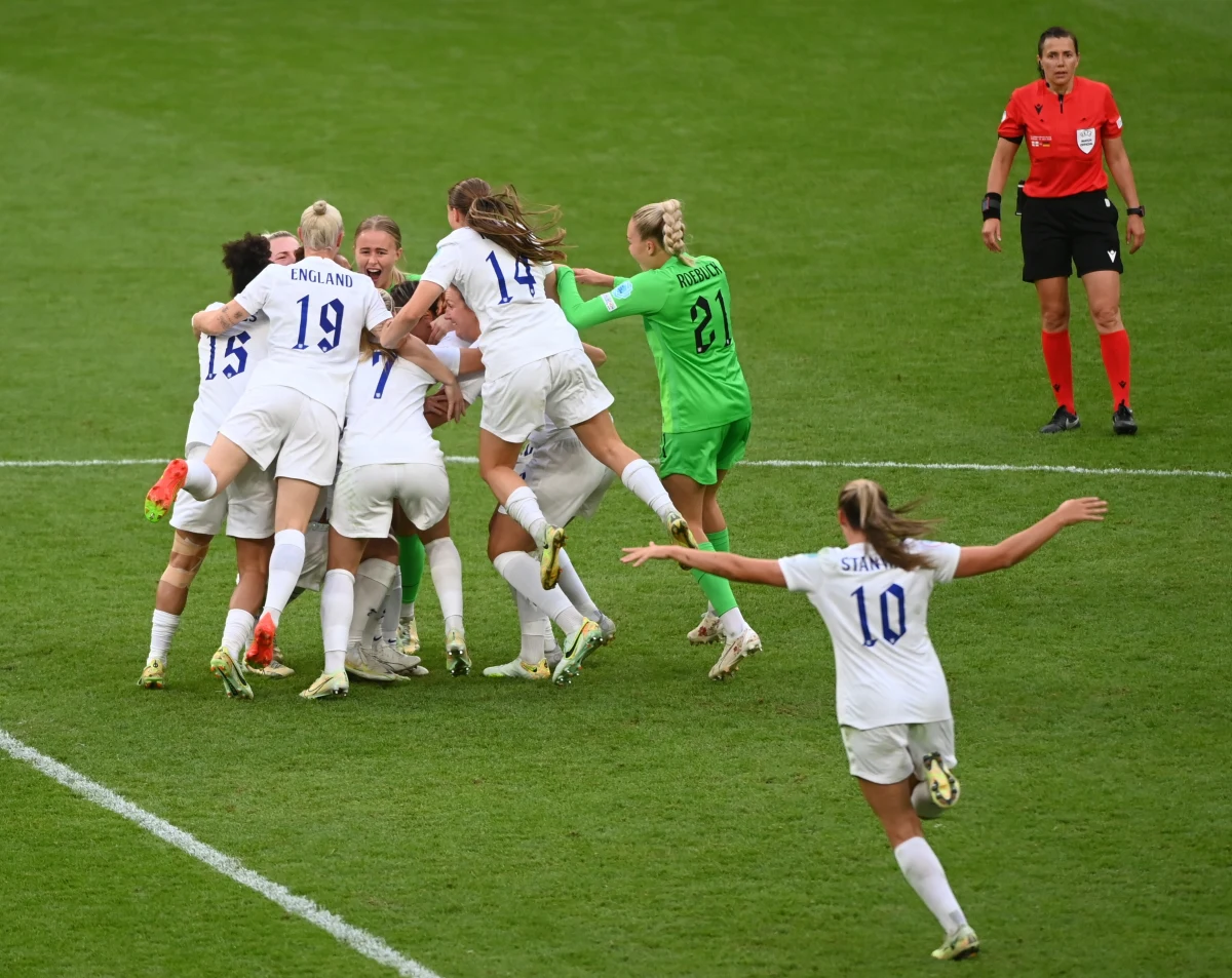 Reprezentacja Anglii po raz pierwszy w historii triumfowała w piłkarskich mistrzostwach Europy kobiet. W finale na londyńskim Wembley "Lwice" pokonały ośmiokrotne złote medalistki - Niemki 2:1 po dogrywce.